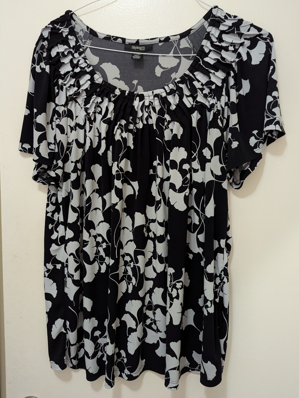 Style & Co. Black and White Floral Scoop Neck Women's Top 1X